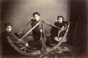 ثلاثة أشقاء يلعبون على منشارهم الهزاز ، 1880 (طبعة زخرفية) بواسطة شبيبة براون